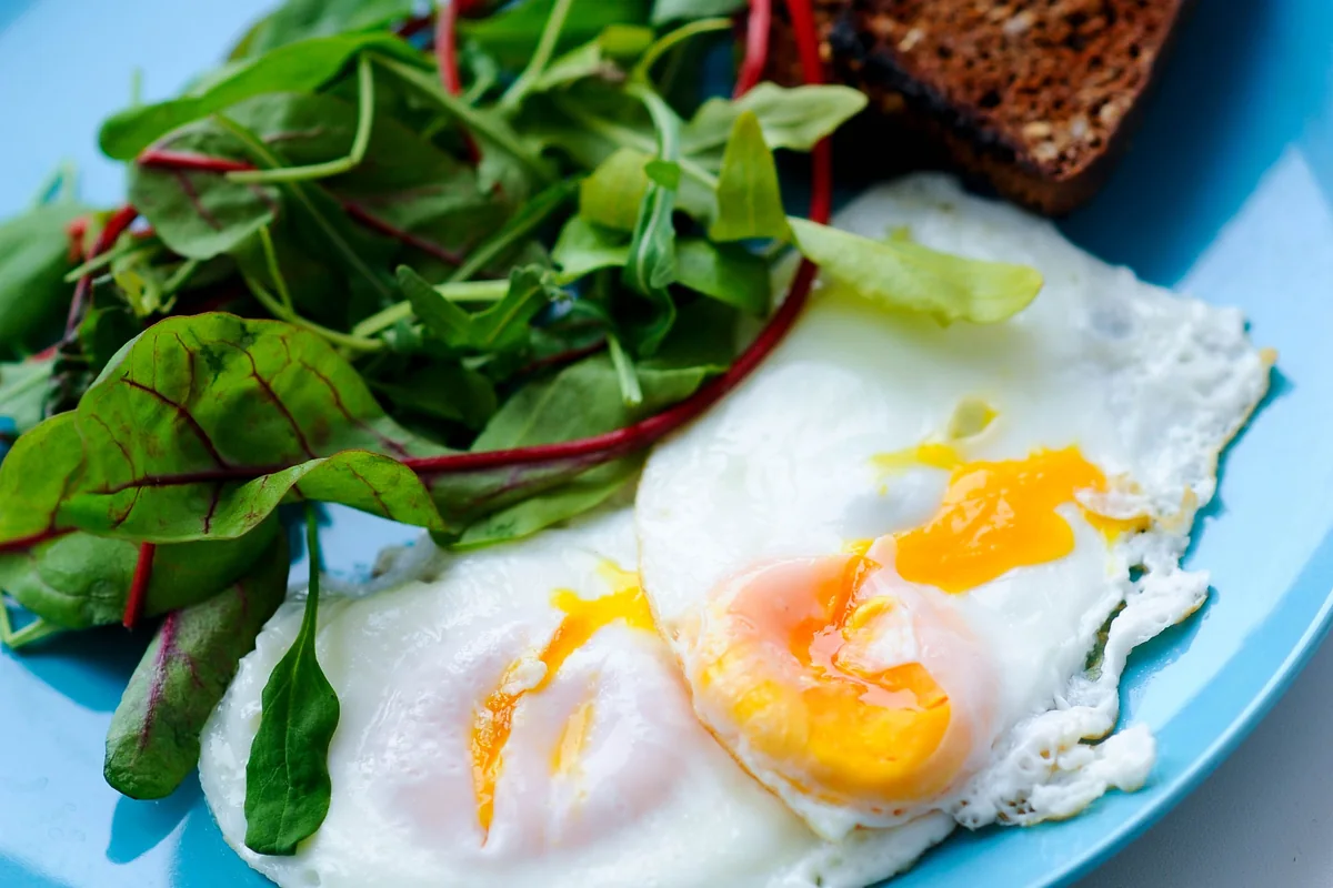 A balanced plate with vegetables, protein food and a wholegrain side.